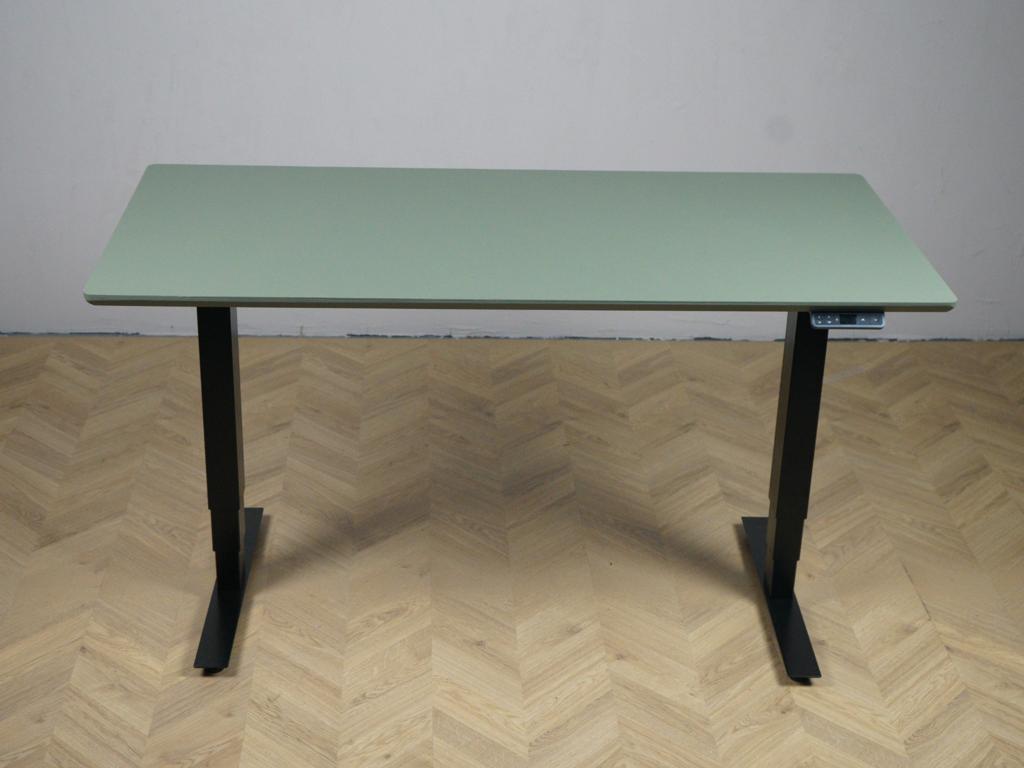 Arnehus hæve-sænkebord med grøn linoleum bordplade og sort stel set forfra. Elektrisk justerbart skrivebord i størrelsen 160x80 cm – moderne og ergonomisk design.